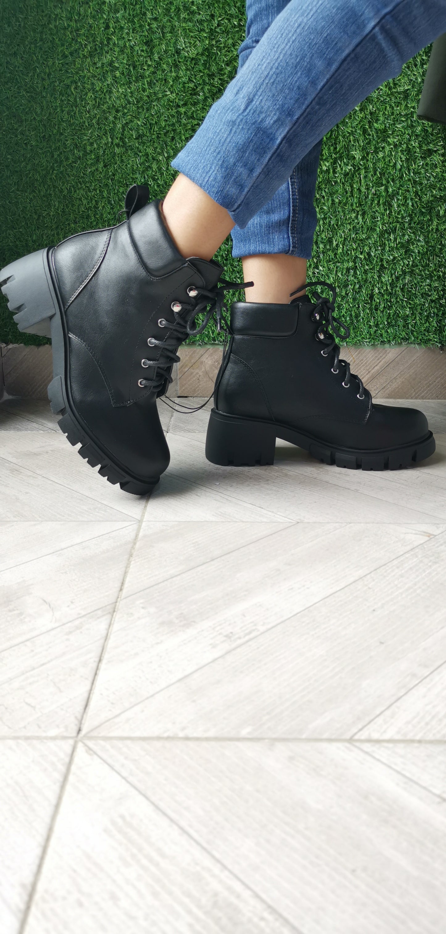 BOTAS ALTAS NEGRAS TALLA 10 - FOREVER 21 - Adrissa Beauty - Calzado