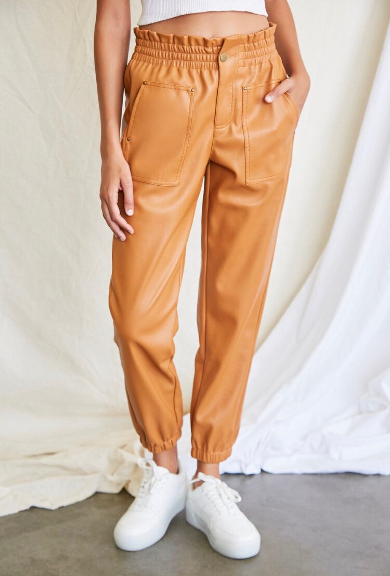 PANTALON CUERINA MARRON TALLA M - FOREVER 21 - Adrissa Beauty - Pantalones