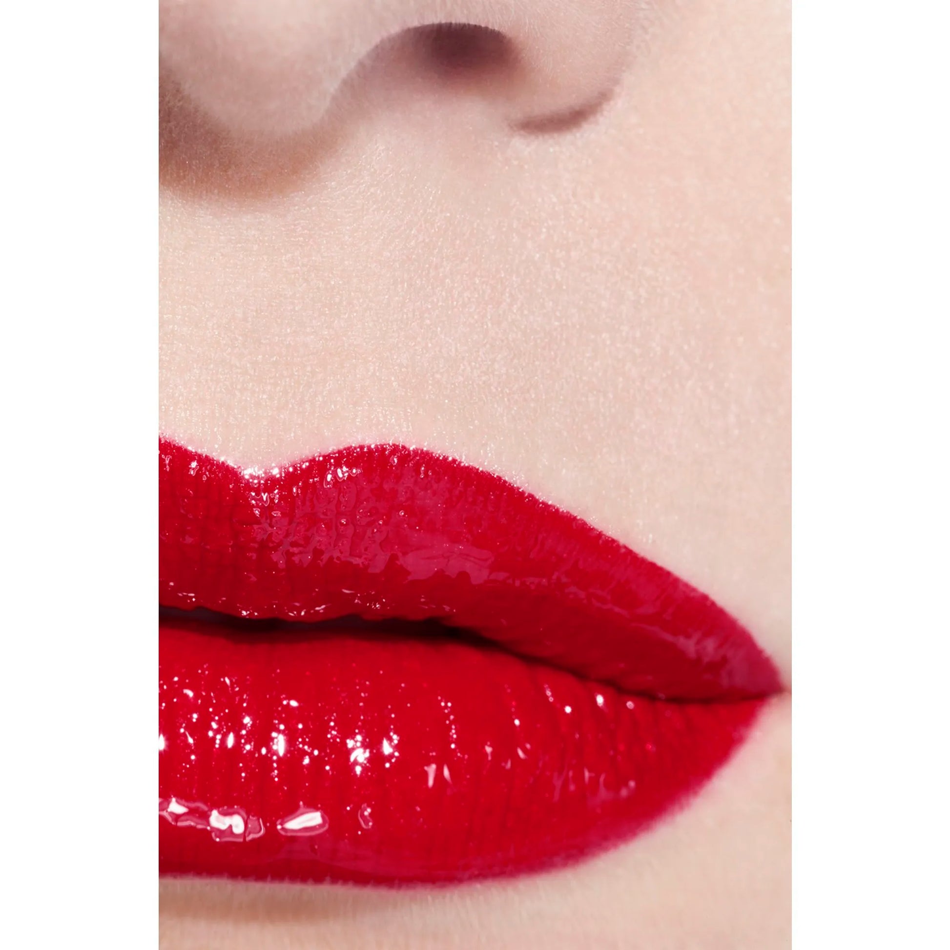 LABIAL LE ROUGE DUO ULTRA TENUE 47 DARING RED - CHANEL - Adrissa Beauty - Maquillaje