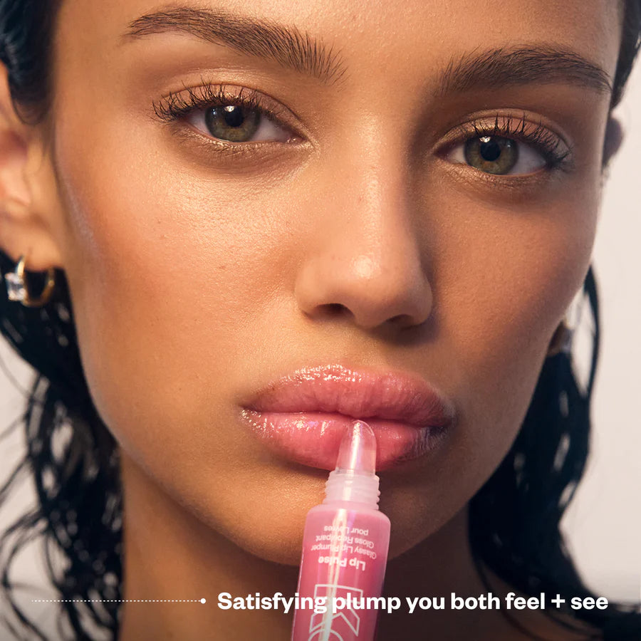 LIP PULSE GLASSY PLUMPER AFTERSHOCK - KOSAS - Adrissa Beauty - Maquillaje