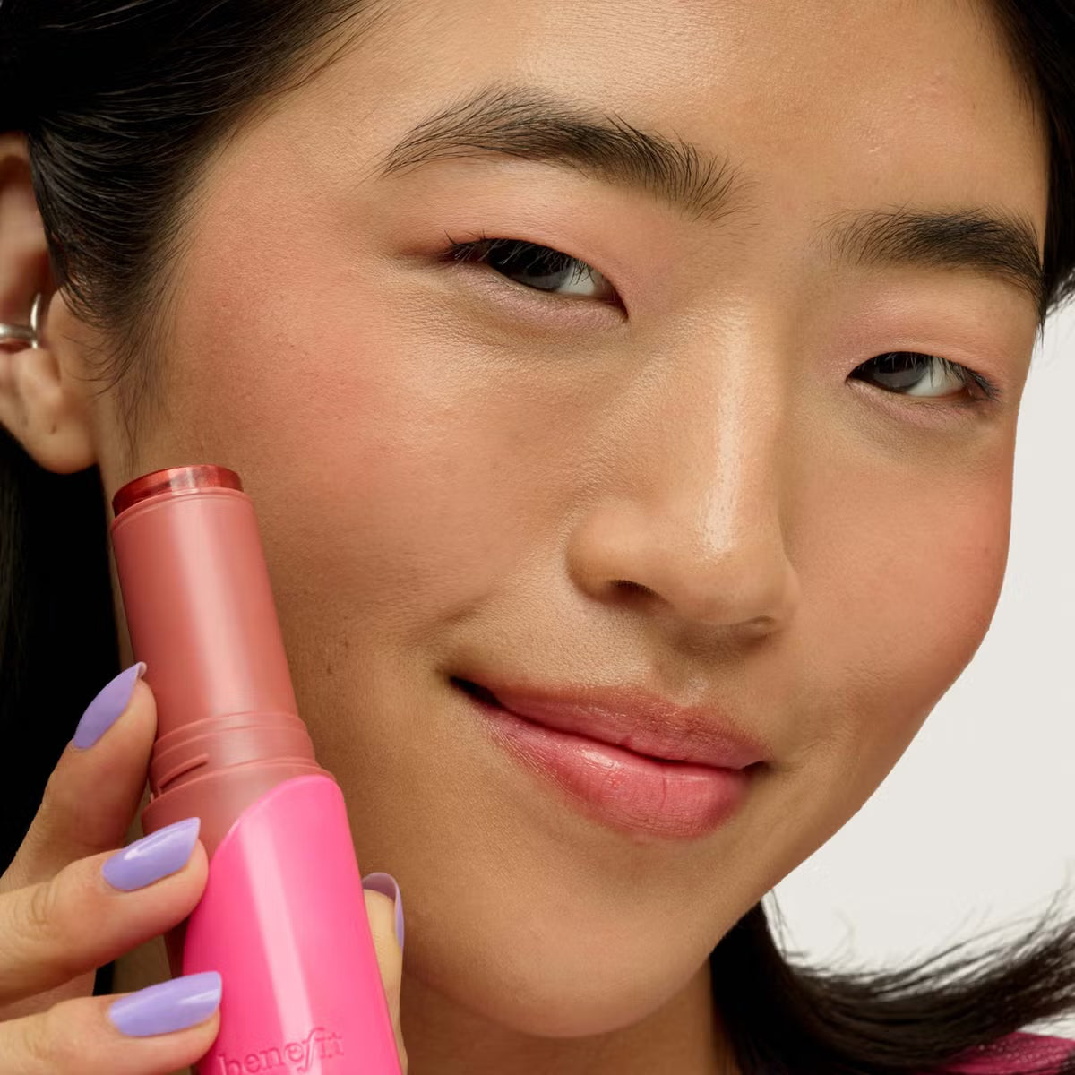 RUBOR BARRA JUCE STICK FOXXY - BENEFIT - Adrissa Beauty - Maquillaje