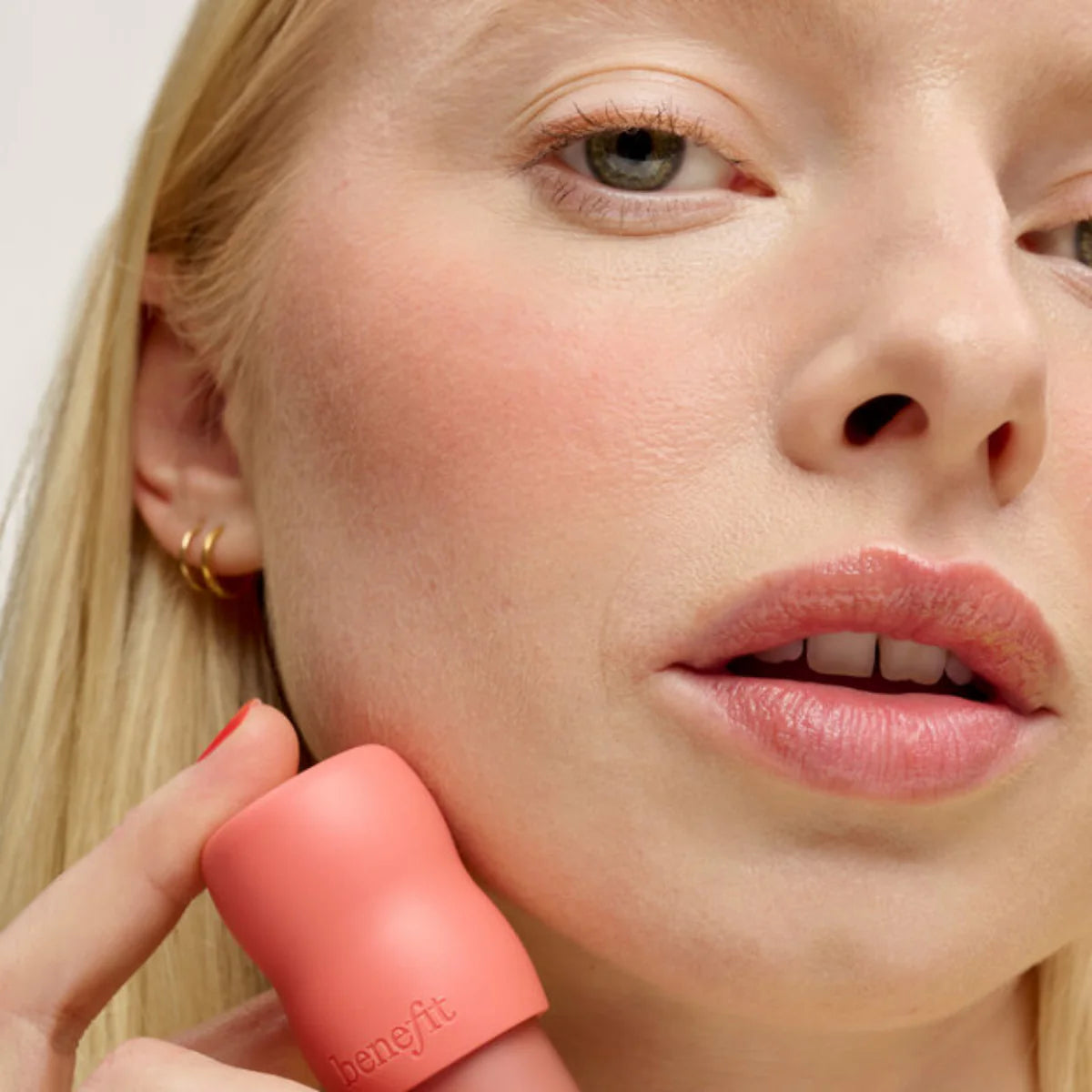 RUBOR DAZE AIRY LIQUID APRICOTTA - BENEFIT - Adrissa Beauty - Maquillaje