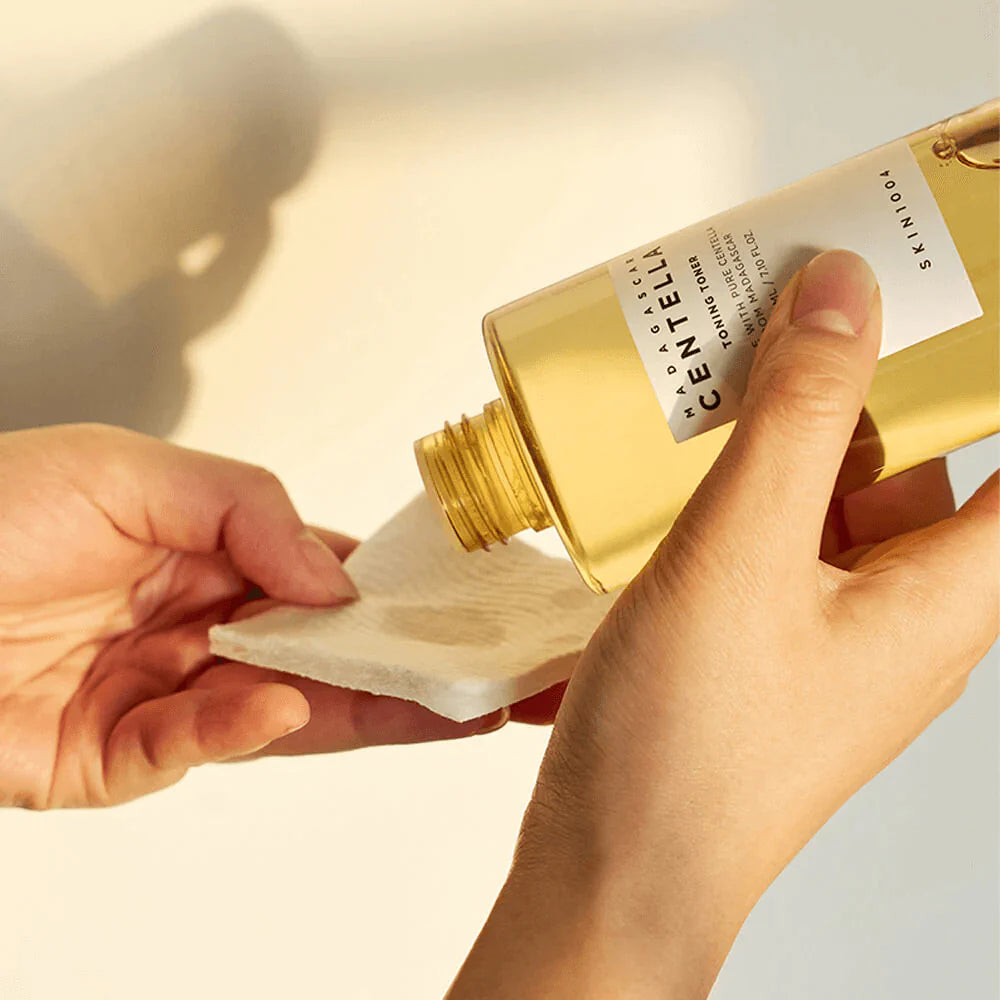 TONICO MADAGASCAR CENTELLA TONING TONER 210ML - SKIN1004 - Adrissa Beauty - Cuidado de la piel