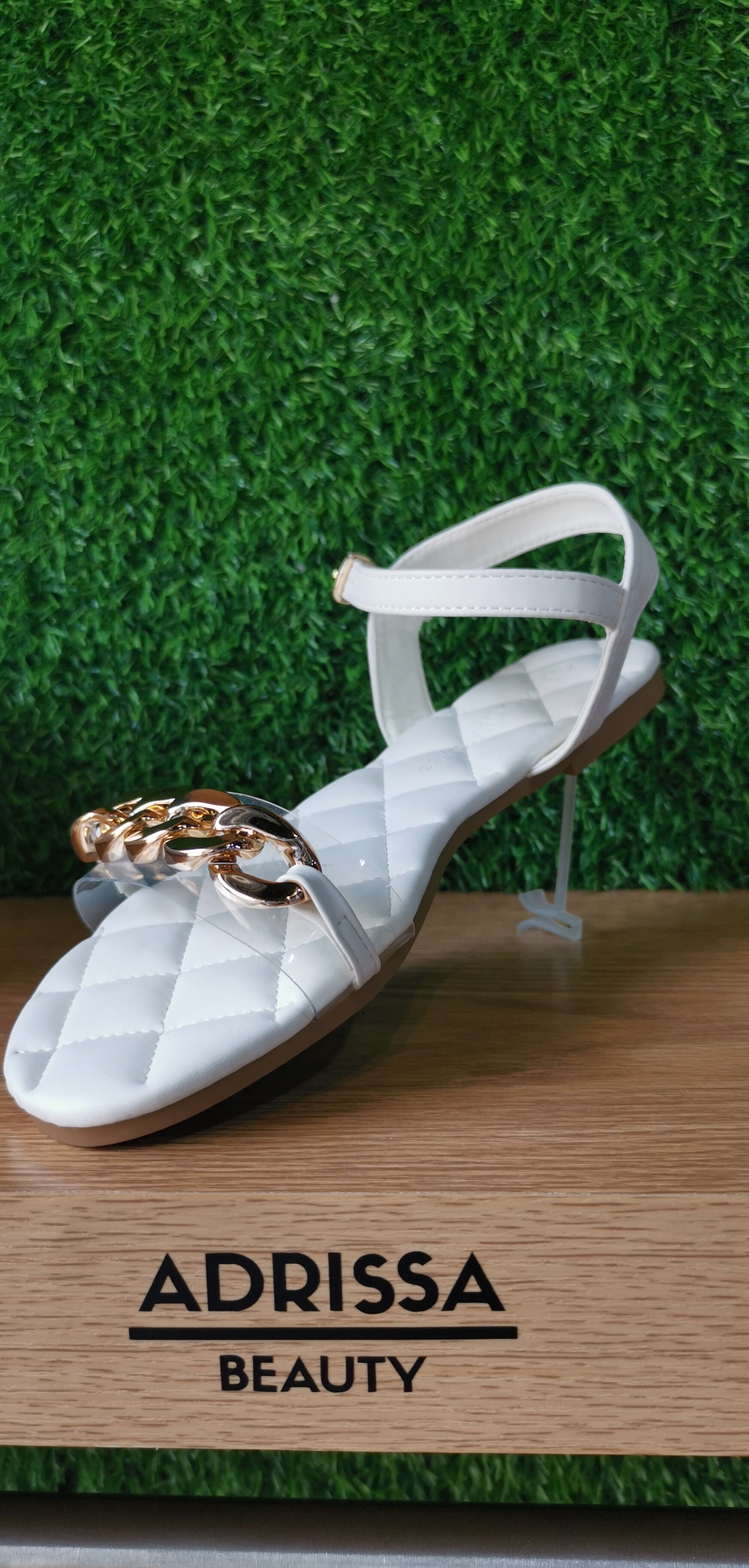 SANDALIAS BAJAS BLANCA CON BROCHE TALLA 9 - WILD DIVA LOUNGE FOREVER 21 - Adrissa Beauty - Calzado